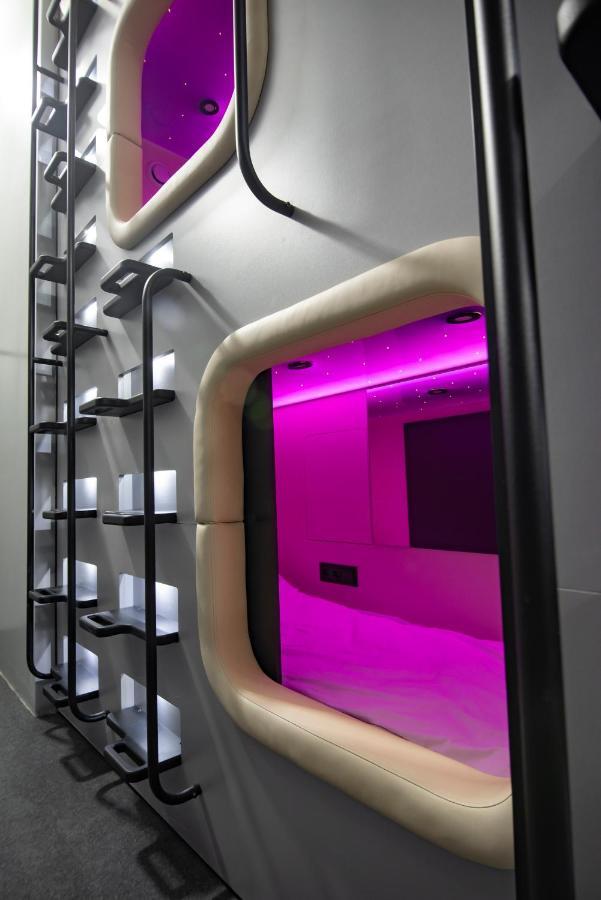 Capsule Hotel Constellation 91 Lviv Extérieur photo